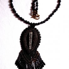 Collier pendentif Lisbonne brodé avec de magnifiques perles en onyx noir