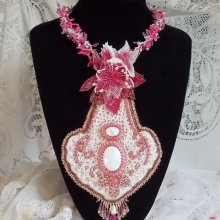 Necklace plastron Lys Rose embroidered with a gemstone white Howlite, seed beads, lace and various beads Haute-Couture style