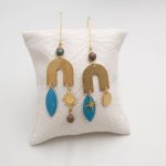 Bridge and stone earrings in raw brass and turquoise sequin