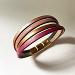 Bracelet manchette femme aux 4 cuirs roses nacrés au fermoir doré à extension