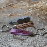 Customizable leather key ring with name phone message