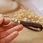 Double leather key ring to be personalized by engraving with your choice of pendant