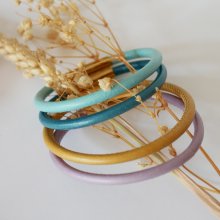 Women's round leather bracelet with gold bayonet clasp