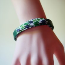 Florâme bracelet with blackberry ribbon on green leather
