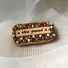 Broche en perles dorées à message en cuir gravé 'rêve grand'