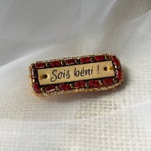 Broche à message en cuir gravé 'sois béni' en perles rouges et dorées 