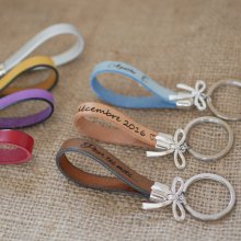 Leather key ring to be personalized by engraving decorated with a bow tie