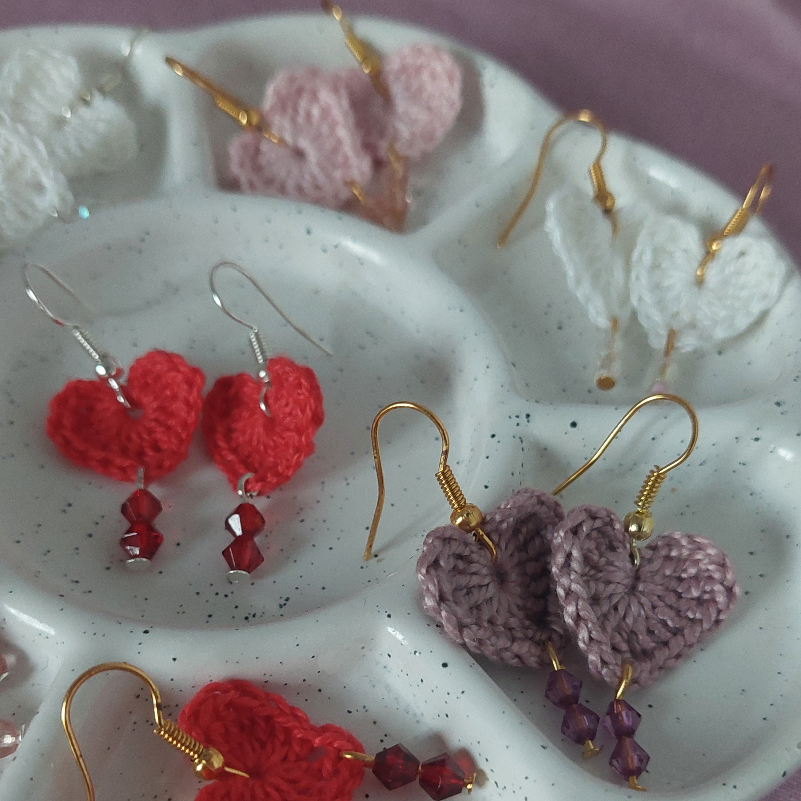 Boucles d'oreilles au crochet c&oelig;ur simple et perles