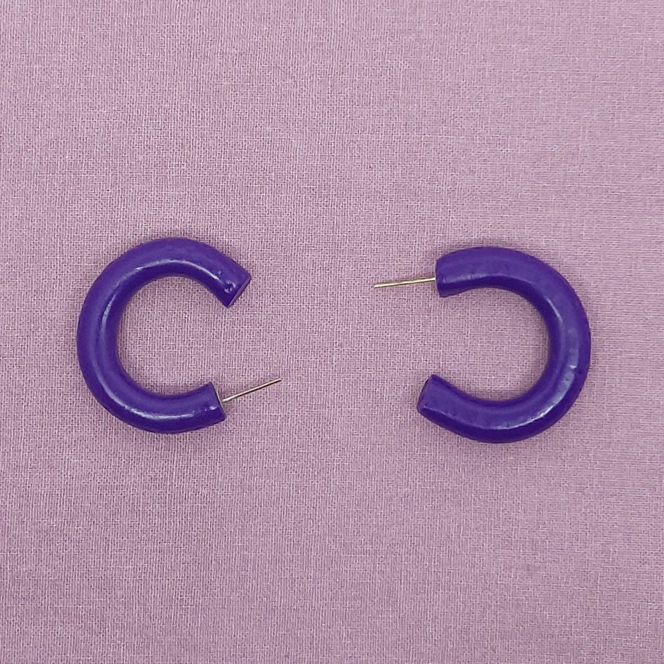 Cr&eacute;oles violettes martel&eacute;es et vernies