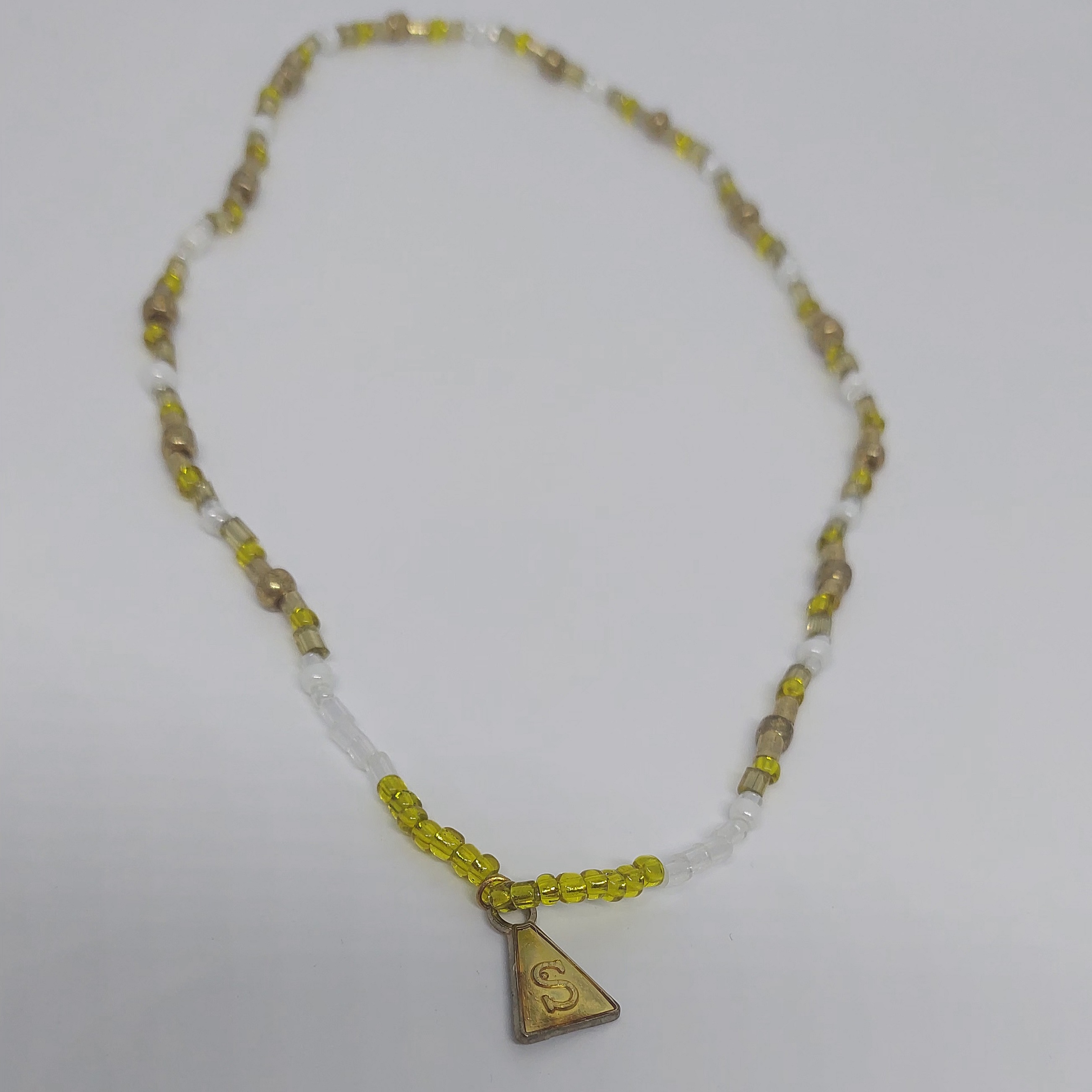 Ras du cou dor&eacute;, blanc, et breloque : Soleil