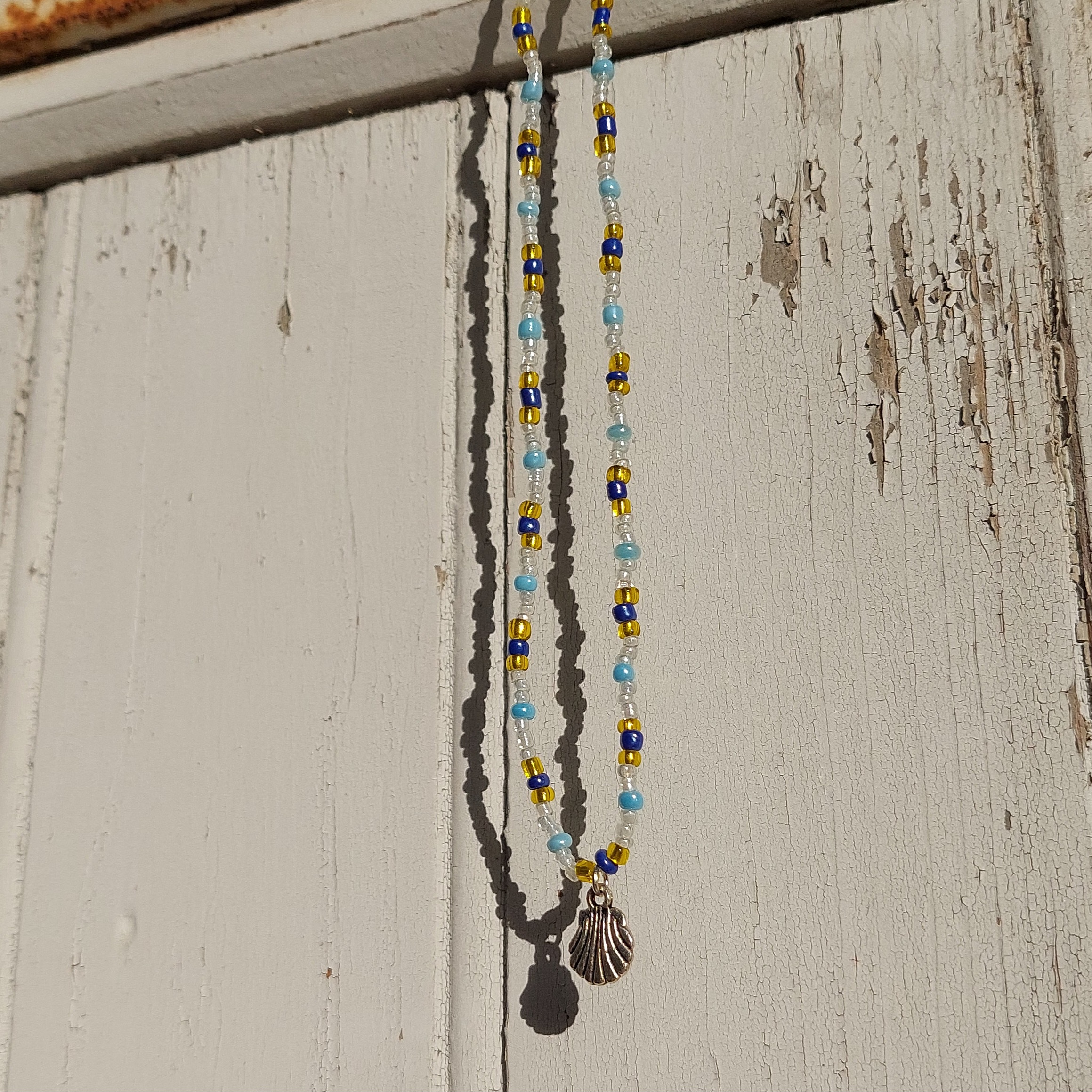 Ras du cou violet &agrave; breloque coquillage