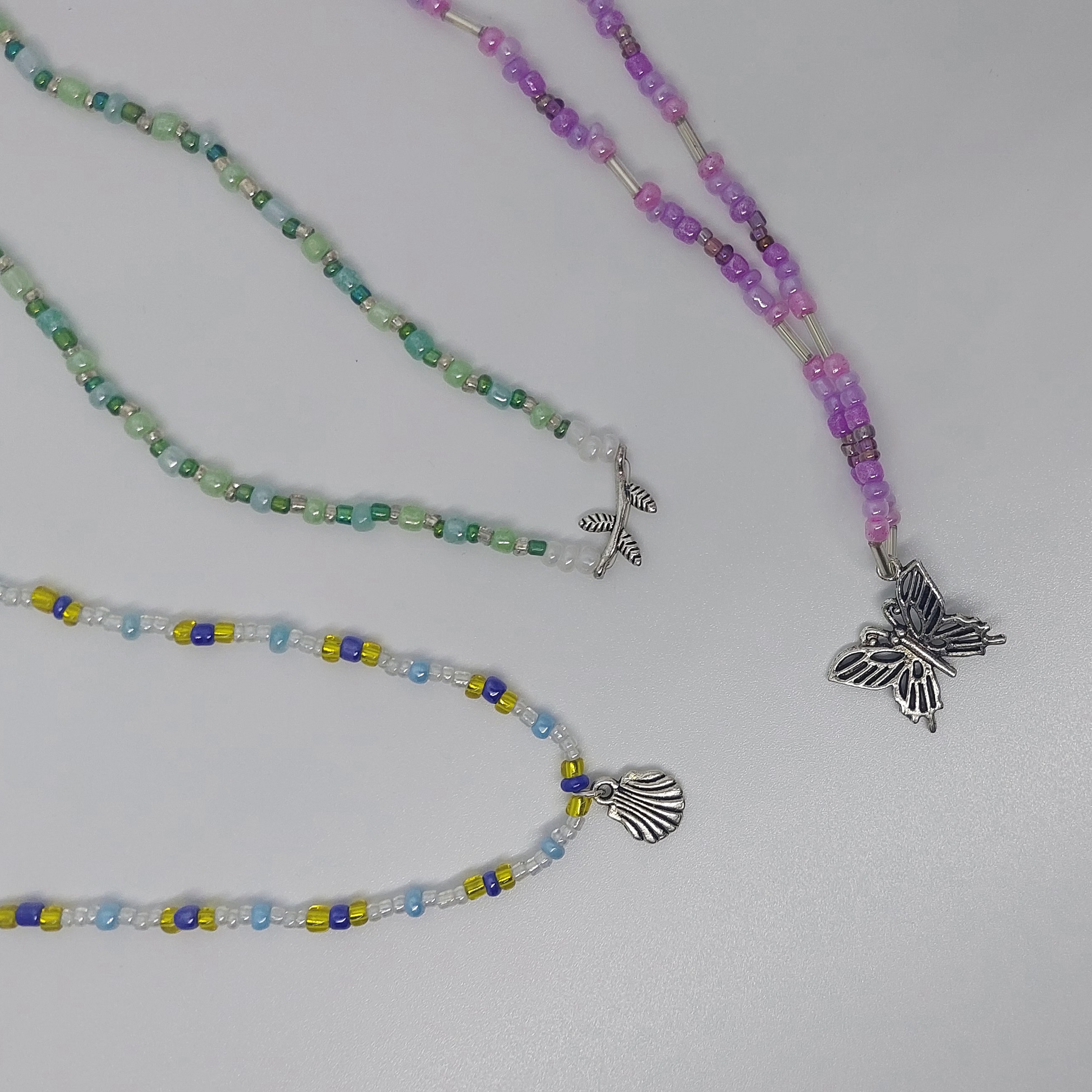 Ras du cou violet &agrave; breloque papillon