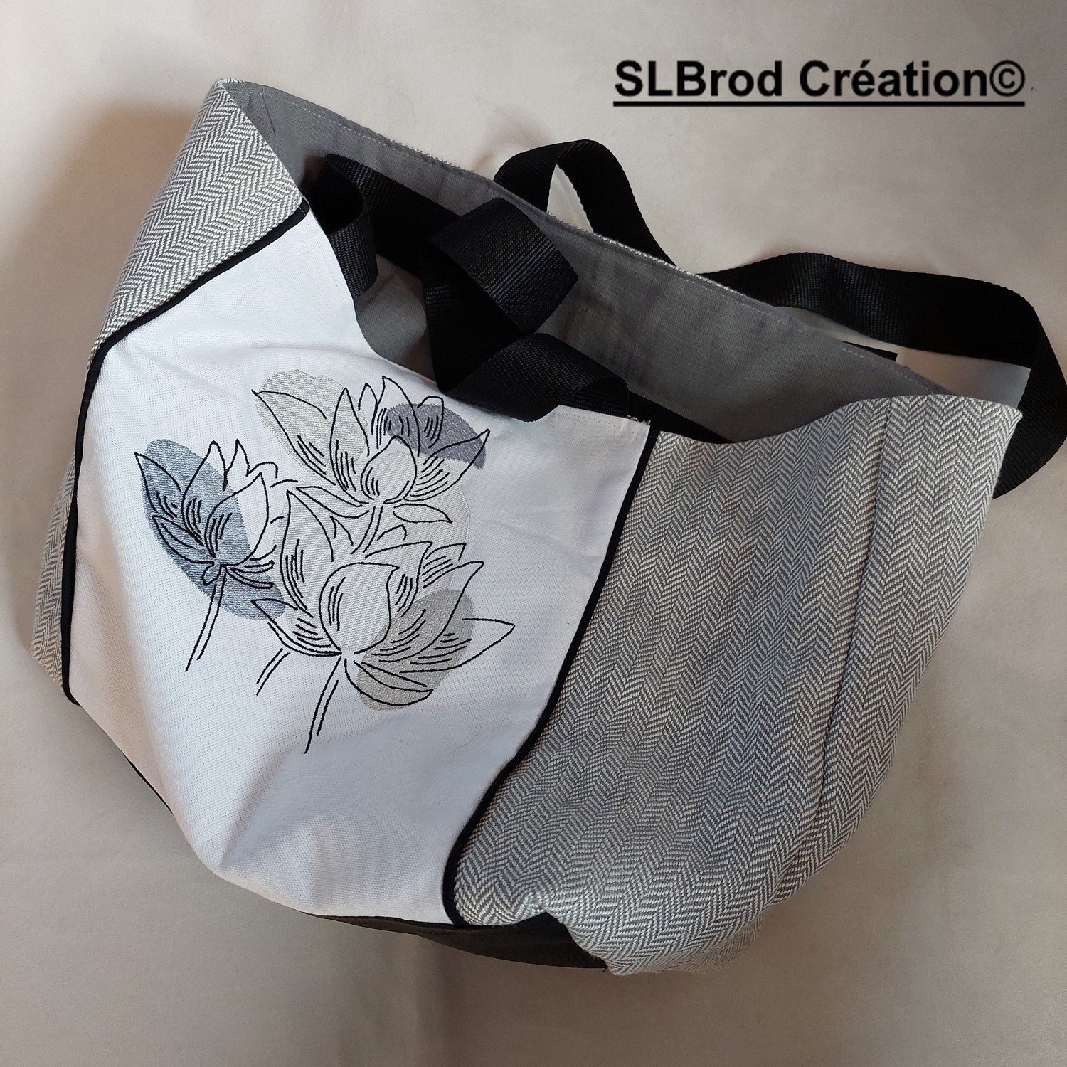 Sac cabas dans les tons gris et brodé de fleurs de lotus