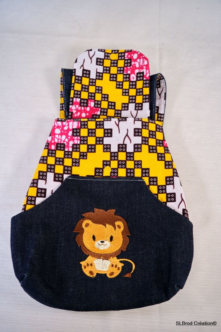 Embroidered children's backpack with lion and baobab to personalize
