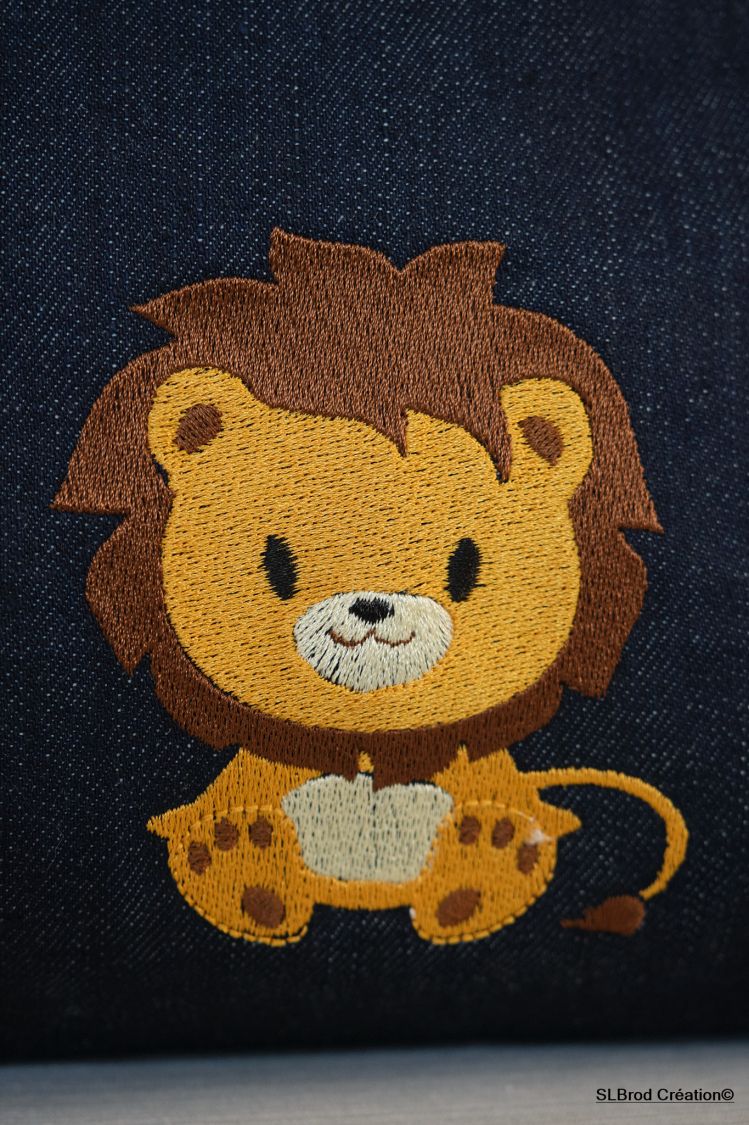 Embroidered children's backpack with lion and baobab to personalize