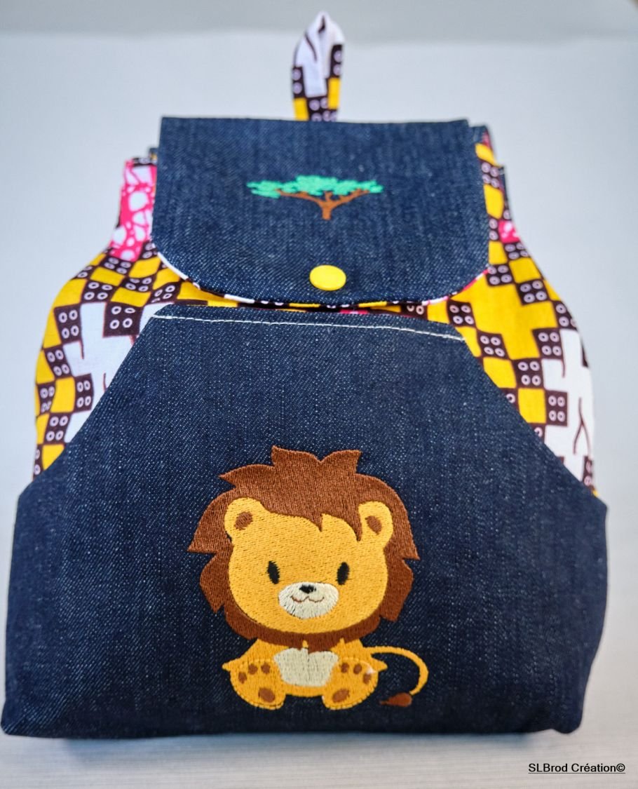 Embroidered children's backpack with lion and baobab to personalize