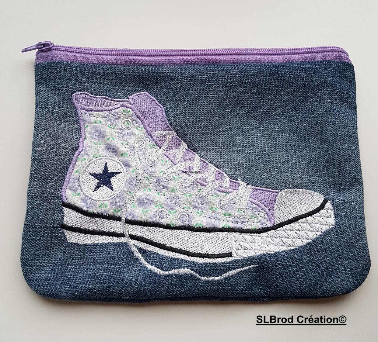 Flat case embroidered with purple sneakers
