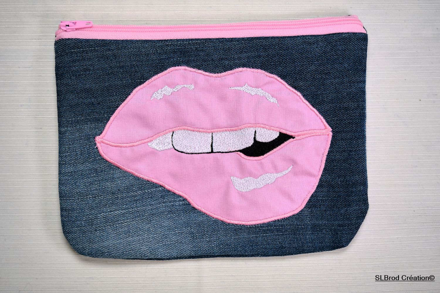 Flat case embroidered with pink mouth