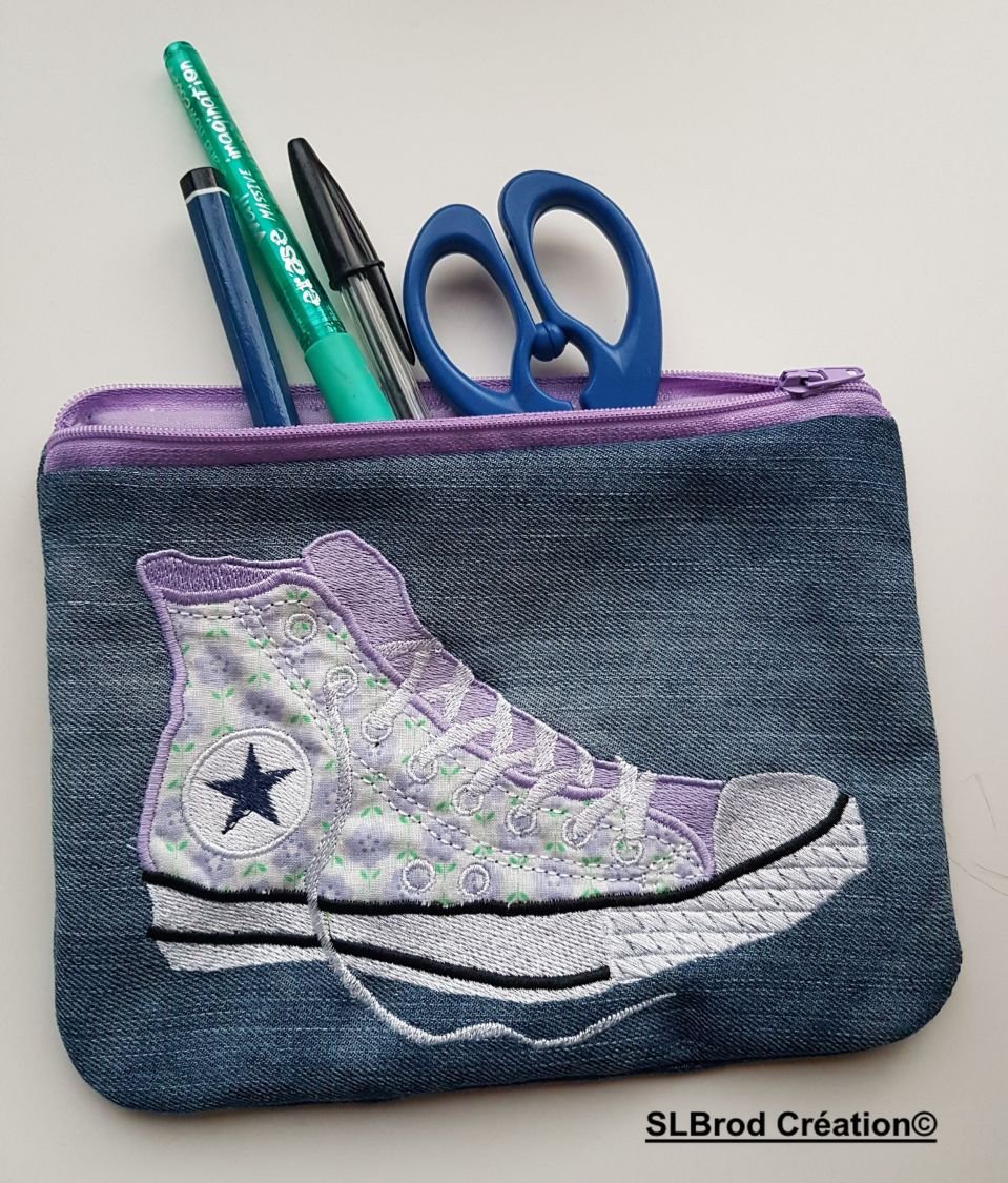 Flat case embroidered with purple sneakers