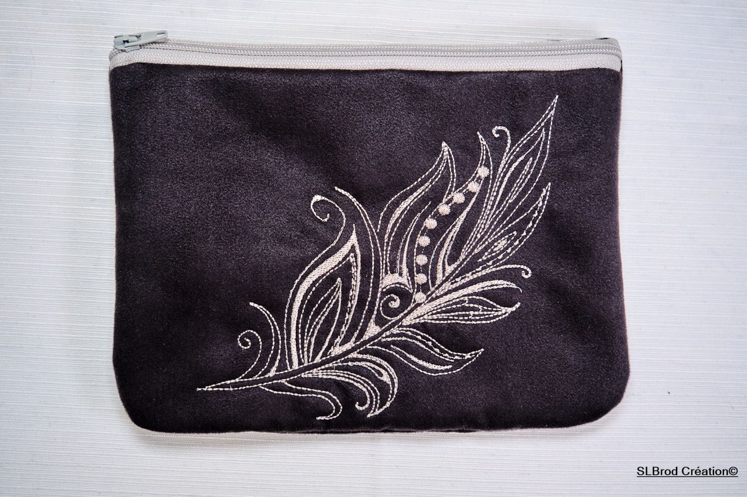 Flat embroidered pen case