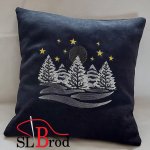 Housse de coussin noir brodée de sapins enneigés