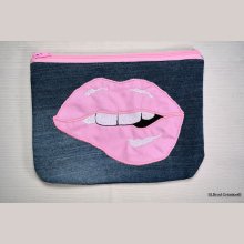 Flat case embroidered with pink mouth